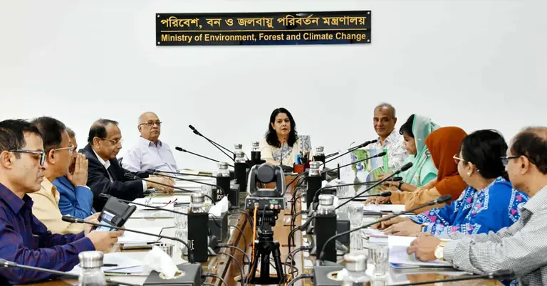 জাতীয় পরিবেশ ও জলবায়ু পরিবর্তন কমিটির নির্বাহী কমিটির ১৬তম সভায় অংশগ্রহণকারীরা